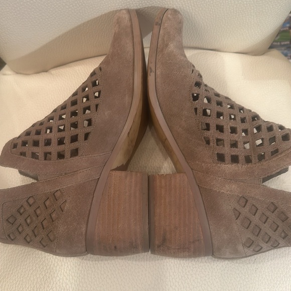 Crown Vintage 8.5 EUC Taupe Suede Booties Cut Out Closed Toe Chunky Heel - Picture 5 of 9